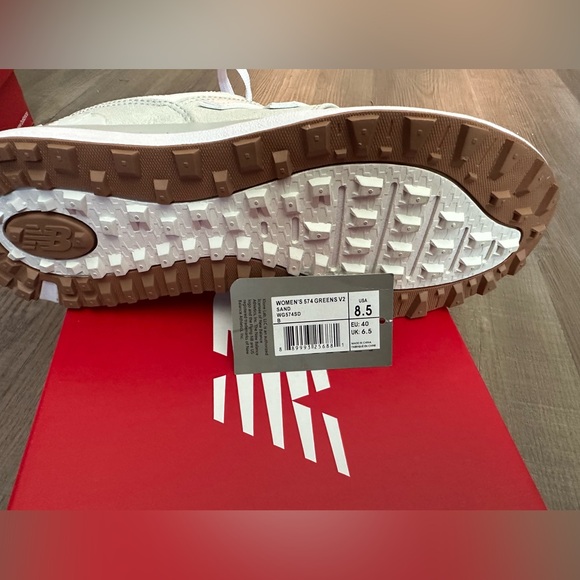 New Balance Women's Sneakers in Light Grey and Pink - Picture 7 of 9